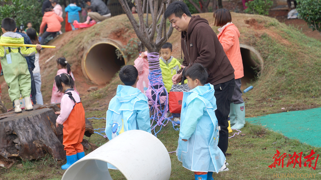 倾听每个心声点亮儿童未来——2024年长沙县“世界儿童日”幼儿自主游戏展示在六艺天骄幼买球的app儿园举办(图2)