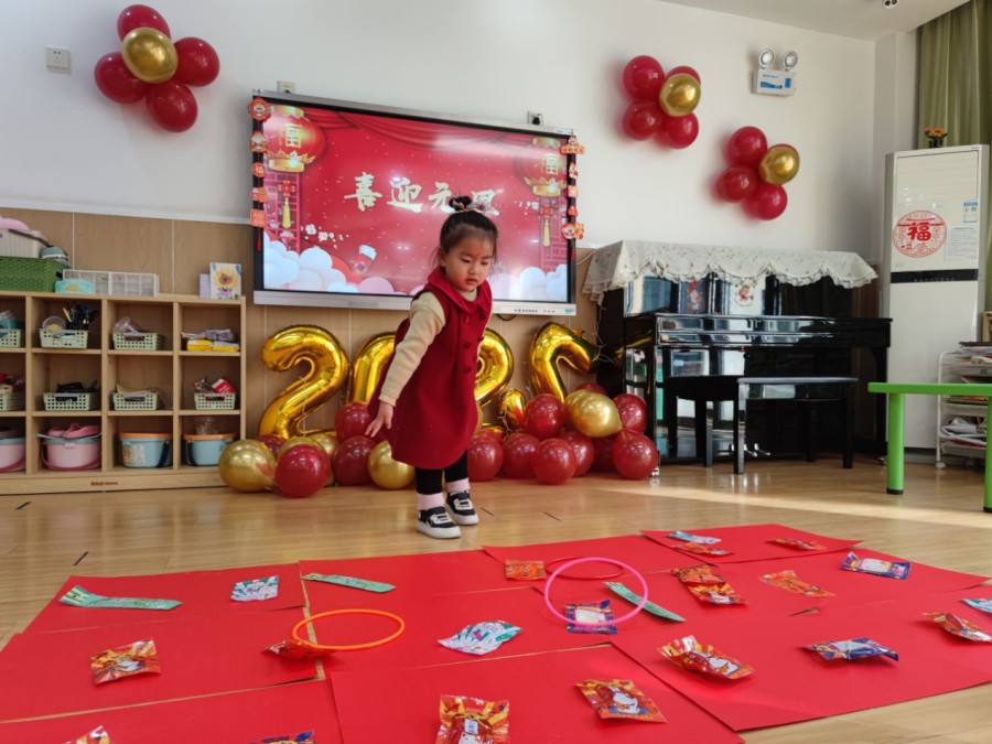 买球的app合肥幼教集团鹤琴幼儿园：传承传统润童心 拾忆童年趣游戏(图4)